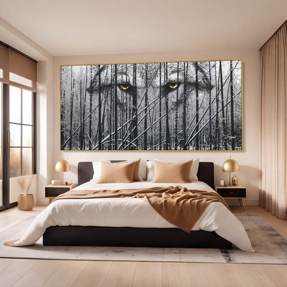 Tablou canvas cu tablou canvas cu ochi de lup si padure iarna, in rama de aluminiu auriu, pe perete intr-un dormitor
